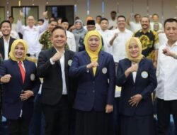 Dilantik Khofifah Sebagai Ketua Ika Unair Kepri, Dendi Fokus Beri Kontribusi Maksimal