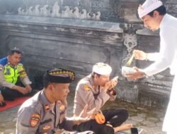 Memohon Anugrah dan Keselamatan, Anggota Polsek Kubu Polres Karangasem Giat Sembahyang Bersama