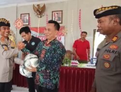 Jum’at Berkah Kapolres Karangasem Serahkan Sembako, Bola dan Paket Pakaian Pemangku