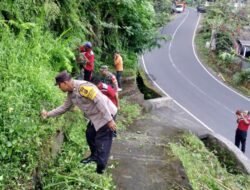 Personil Polsek Rendang Jalin Keakraban dengan Masyarakat Melalui Kegiatan Gotong Royong