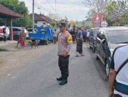 Bhabinkamtibmas Denbantas, Amankan Giat Pitra Yadnya (Ngaben) Warga Binaannya