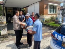 Aksi Humanis Kapolres Tabanan, Spontanitas Bagikan Sembako Kepada Tukang Parkir