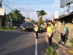 Ciptakan Kamseltibcarlantas, Waka Polsek Pimpin Langsung Personil Polsek Melaksanakan Strong Point Pagi