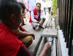 Cek Penggunaan Dana Kelurahan, Wali Kota Surabaya Blusukan Pantau Saluran di Perkampungan