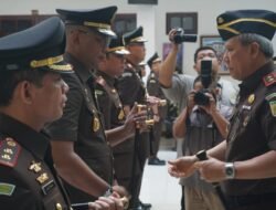 Sertijab Kajari Belawan Nusirwan Sahrul SH MH kepada pejabat baru Samiaji Zakaria SH MH Di Aula Kejatisu 