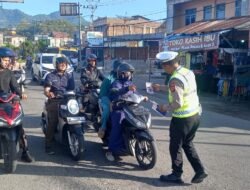 Satlantas Polres Aceh Tengah Edukasi Masyarakat Disertai Pembagian Brosur Keselamatan Berlalulintas