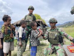 Tingkatkan Kualitas Gizi anak Papua, Satgas Yonif 323 Bagikan Susu dan Telur