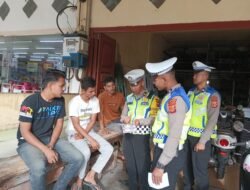 Minimalisir Laka Lantas, Satlantas Polres Aceh Tengah Terus Edukasi Masyarakat Disertai Pembagian Brosur Himbaun