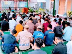 Peringati Idul Adha,Petugas dan Warga binaan Rutan Kelas IIB Tarutung,yang beragama Muslim melaksanakan Shalat Idul Adha.