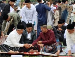 Kapolres Aceh Tengah Laksanakan Sholat ied di Lapangan Musara Alun Kabupaten Setempat