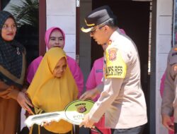 Hari Bhayangkara ke-78, Kapolres Aceh Timur Serahkan Bantuan Rumah Kepada Nek Sakdiah