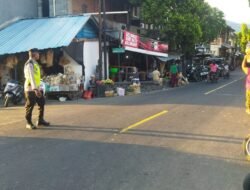 Peduli Keselamatan di Jalan Raya, Personil Polsek Abang Lakukan Gatur Lalin
