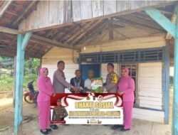 Dalam Rangka HUT Bhayangkara Yang Ke 78, Kapolsek Tanjung Raya Dan Ketua Bhayangkari Ranting Tanjung Raya Berikan Bansos Kepada Masyarakat Yang Kurang Mampu