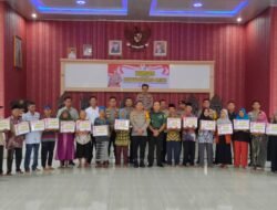 Kapolres Mesuji Dan Danramil Simpang Pematang Membagi Kan Bansos Kepada Masyarakat Kurang Mampu Dan Lansia