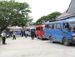 Petugas Gabungan Tes Urin Sopir Angkutan Umum di Terminal Peureulak.