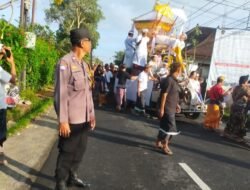 Bhabinkamtibmas Desa Tista Berikan Pelayanan Kepada Masyarakat, Saat Upacara Pitra Yadnya Ngaben