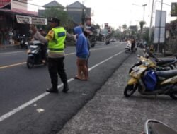 Cegah Macet dan Laka Lantas, Bhabinkamtibmas Polsek Baturiti Melaksanakan Penjagaan dan Pengaturan Arus Lalin Depan Pasar Perean