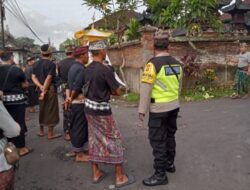 Bhabinkamtibmas Delod Peken Pengamanan Giat Ngaben Sampaikan Himbauan Kamtibmas