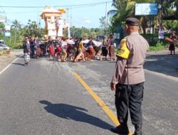 Kolaborasi Bhabinkamtibmas Desa Bantas Dengan Pecalang Pengamanan Upacara Ngaben