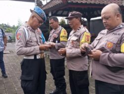 Kanit Propam Polsek Baturiti Lakukan Pemeriksaan Gaktibplin kepada Personil Polsek Baturiti