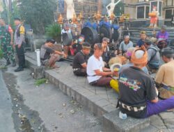 Bhabinkamtibmas Desa Beraban Amankan Giat Ngaben Warga Binaannya