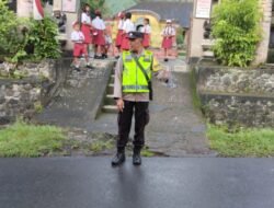 Bhabinkamtibmas Desa Sangkan Gunung Melaksanakan Gaktur Lalin Depan SD N 1
