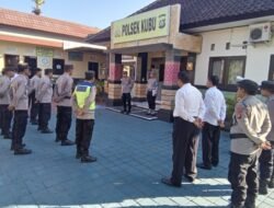 Kapolsek Kubu Pimpin Giat Apel Pagi di Halaman Mapolsek Kubu dan Berikan Arahan Tugas ke Depan