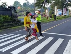 Personil Polsek Rendang Pos Pagi Atensi Anak-anak Sekolah Menyeberang Jalan Guna Cegah Laka Lantas