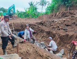Bhabinkamtibmas Desa Tribuana, Pantau Kegiatan Pembangunan Senderan dan Got di Dusun Ngis Kaler, Desa Tribuana