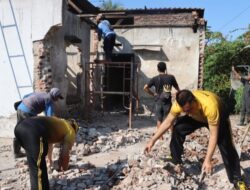 Kapolres Jembrana Pantau Langsung Proses Bedah Rumah dalam Rangka Hari Bhayangkara Ke-78