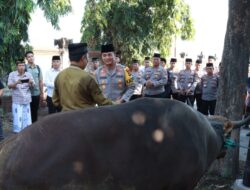 Peringati Hari Raya Idul Adha 1445 H / 2024 M, Kapolres Buleleng Menyerahkan Hewan Kurban di Mushola Babussalam Asrama Polres Buleleng