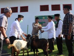 Kapolres Karangasem Berbagi Kebahagiaan di Hari Raya Idul Adha, Sumbangkan 2 Ekor Kambing untuk Kurban