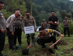 Peringatan HUT Bhayangkara Ke-78, Polres Buleleng Adakan Penanaman Pohon dan Penebaran Benih Ikan di Danau Tamblingan