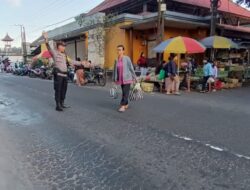 Polsek Rendang Melaksanakan Pengaturan Arus Lalu Lintas Atensi Pejalan Kaki
