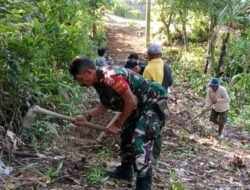 Gotong Royong, Babinsa Bersama Warga Binaan Berjibaku Bersihkan Badan Jalan Yang Akan di Rabat Beton