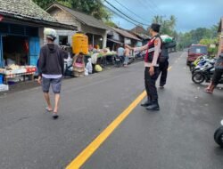 Personil Polsek Abang Laksanakan Kegiatan Gatur Lalin di Pasar Abang
