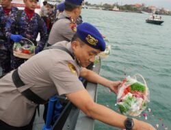 Polda Bali Gelar Upacara Tabur Bunga di Laut Benoa, Dalam Rangka Hari Bhayangkara Ke-78