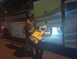 Anggota Polsek Padangbai Lakukan Kegiatan Rutin Pemeriksaan Ranmor Keluar Masuk Bali di Pelabuhan Padangbai