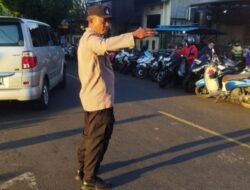 Peduli Keselamatan di Jalan Raya, Personil Polsek Abang Lakukan Gatur Lalin
