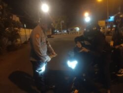 Personil Polsek Padangbai Cek Kendaraan dengan Teliti di Pelabuhan Padangbai