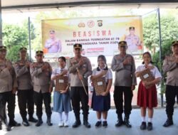 Kapolres Jembrana Berikan Bea Siswa, Kepada Anak Anggota Polri Yang Berprestasi