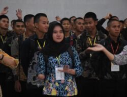 *Nur Fatia Azzahra, Sosok Disabilitas Asal Bangka Yang Dinyatakan Lulus Ikuti Pendidikan Bintara Polri Tahun 2024*  Masih ingat dengan Nur Fatia Azzahra? Ya, dia adalah seorang penyandang disabilitas asal Pemali Kabupaten Bangka yang mendaftarkan diri menjadi anggota Polri Polda Bangka Belitung melalui jalur disabilitas beberapa bulan lalu.  Setelah mengikuti berbagai tahapan seleksi dan dinyatakan lulus dalam sidang akhir penerimaan Polri gelombang II tahun anggaran 2024 pada Jumat (05/7/24) lalu, Nur Fatia Azzahra akhirnya selangkah lagi berhasil mewujudkan mimpinya untuk menjadi anggota Polri.  “Setelah dinyatakan lulus mengikuti pendidikan, perasaan bercampur aduk antara gembira, haru, dan bangga karena berhasil melewati tahap-tahap seleksi,”kata Nur Fatia Azzahra.  Kendati masih harus melewati tahapan pendidikan, perempuan yang akrab disapa Fatia ini sangat merasa bersyukur. Mengingat, perjuangan dirinya selama mengikuti tahapan seleksi akhirnya terbayar lunas dan tidak sia-sia.  Apalagi, Ia dapat membuktikan bahwa keterbatasan fisik yang dimiliki seseorang tidak menjadi penghalang untuk mengapai cita-cita.  “Sekarang ini sedang menyiapkan diri jelang keberangkatan pendidikan mulai dari kesiapan fisik, mental maupun lainnya karena tantangan-tantangan baru mungkin akan dihadapi selama pendidikan,”ujarnya.  Putri pasangan Budiyanto dan Rosida ini juga menceritakan perjuangan dirinya untuk mencapai kelulusan menjadi anggota Polri. Diungkapkannya, ada berbagai tantangan yang dihadapinya yang tidak dialami oleh orang lain.  Justru, meskipun sebagai seorang penyandang disabilitas ia harus membuktikan bahwa semua orang mampu dan layak mendapatkan kesempatan yang sama.  Ditambah Fatia, dukungan dari orang-orang terdekat sangat membantu dirinya dalam mewujudkan perjalanan perjuangan menjadi bagian dari Kepolisian.  “Meski banyak rintangan, saya tidak pernah menyerah dan selalu berusaha memberikan yang terbaik. Dukungan ini sangat berarti sehingga membuat saya merasa tidak sendirian dan semakin memotivasi diri untuk terus maju.,”kata Fatia.  “Setiap langkah yang diambil selalu disertai dengan semangat dan keyakinan bahwa Saya mampu mengubah tantangan menjadi peluang,”sambungnya.  Lebih lanjut, Fatia juga menyampaikan apresiasi dan terimakasih kepada Kepolisian yang telah memberikan ruang bagi kaum disabilitas untuk seleksi khusus dan berkontribusi dalam berbagai bidang.  Ia berharap perjuangan  dirinya mengikuti pendidikan Polri dapat memberikan suntikan motivasi bagi para penyandang disabilitas.  “Saya ingin melihat lebih banyak disabilitas yang sukses. Selalu percaya pada diri sendiri, keterbatasan fisik bukanlah akhir dari segalanya, buktikan bahwa disabilitas juga bisa berprestasi,”pesannya.#ptysht