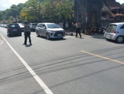 Personil Polsek Padangbai Atur Kelancaran Lalu Lintas Cegah Kemacetan