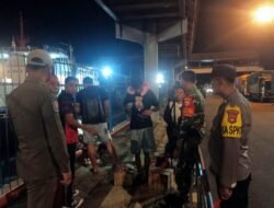 Cegah Duktang Ilegal Masuk Bali, Personil Polsek Padangbai Bersinergi Lakukan Pemeriksaan Identitas Penumpang Kapal Yang Turun di Pelabuhan Padangbai