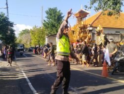 Lancarkan Giat Rangkaian Upacara Pitra Yadnya Anggota Polsek Kubu Pengamanan dan Pengaturan Lalulintas