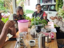 Bina Sinergitas, Babinsa Loloan Barat Sertu Suparjo Komsos dengan Staf Kelurahan