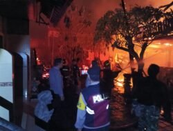 Anggota Polsek Padangbai, Lakukan Pemadaman Kebakaran Hotel Bersama Warga