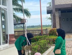 Mahasiswa KKN Unimal Kelompok 15 Adakan Kegiatan Rutin Jum’at Bersih di Gampong Meunasah Nga LB
