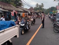Peduli Keselamatan di Jalan Raya, Personil Polsek Abang Lakukan Gatur Lalin