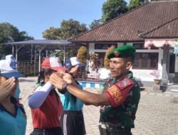 Tumbuhkan Rasa Kekompakan dan Disiplin, Babinsa Latih PBB Siswa